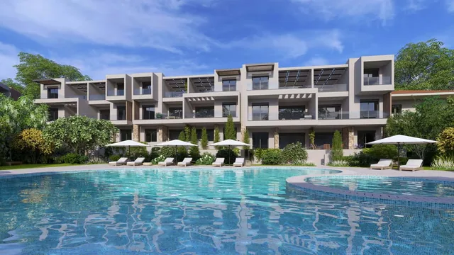 Pool und Gebäude der Ferienanlage Orphia in Kallithea