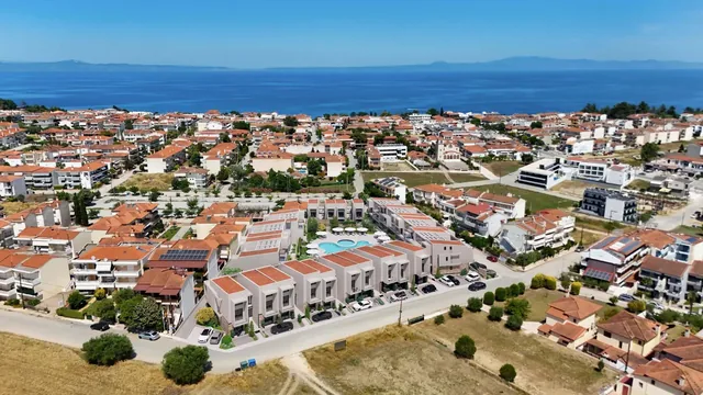Luftbild mit Meerblick über Kallithea auf Chalkidiki