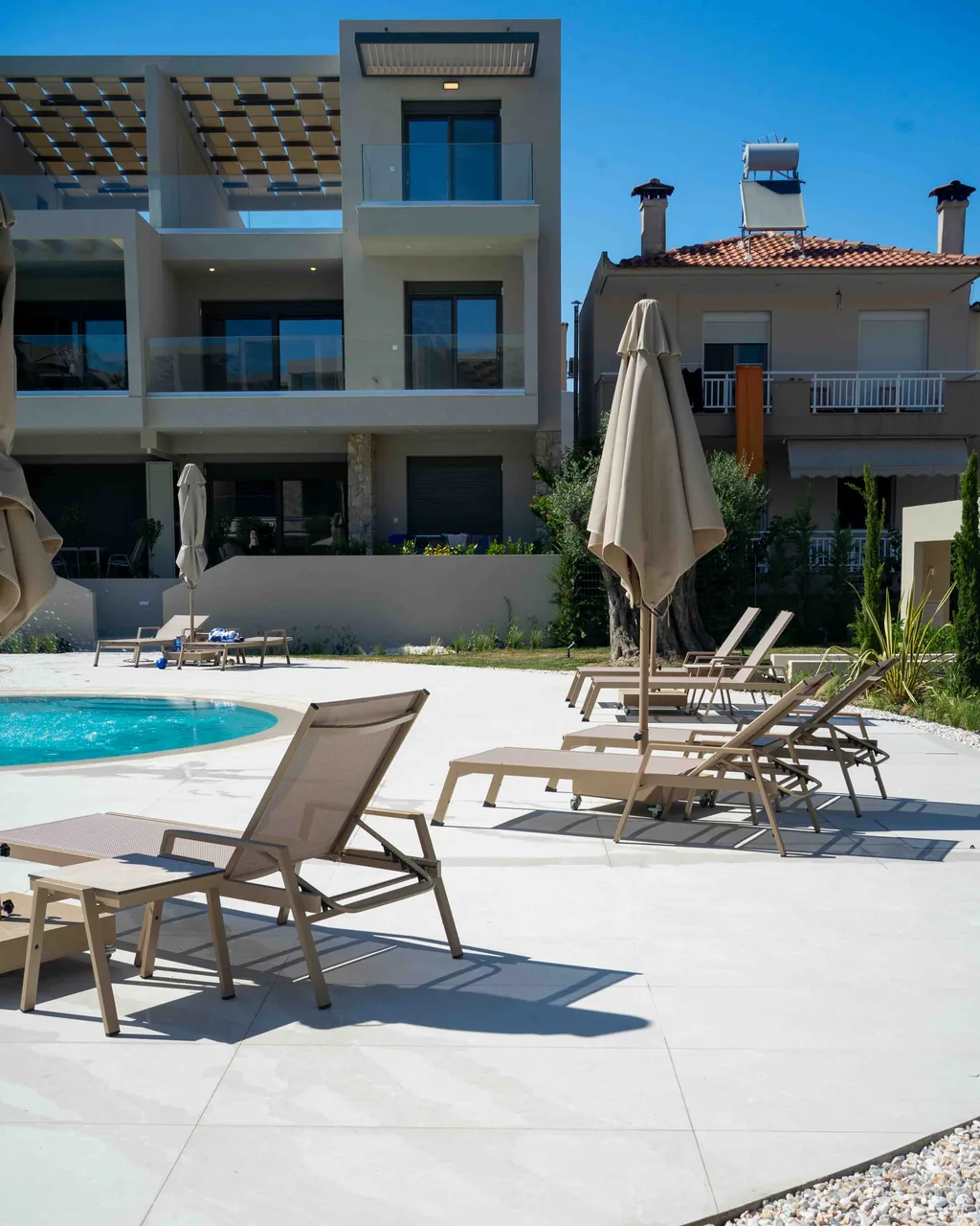 Poolterrasse der Anlage Orphia mit Sonnenliegen und Sonnenschirmen