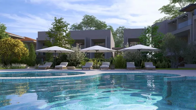 Sonnenliegen am Pool der Anlage Orphia